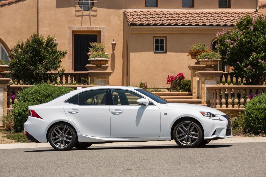  Lexus IS300 AWD F-Sport 2015 года  (фото 19 из 48)
